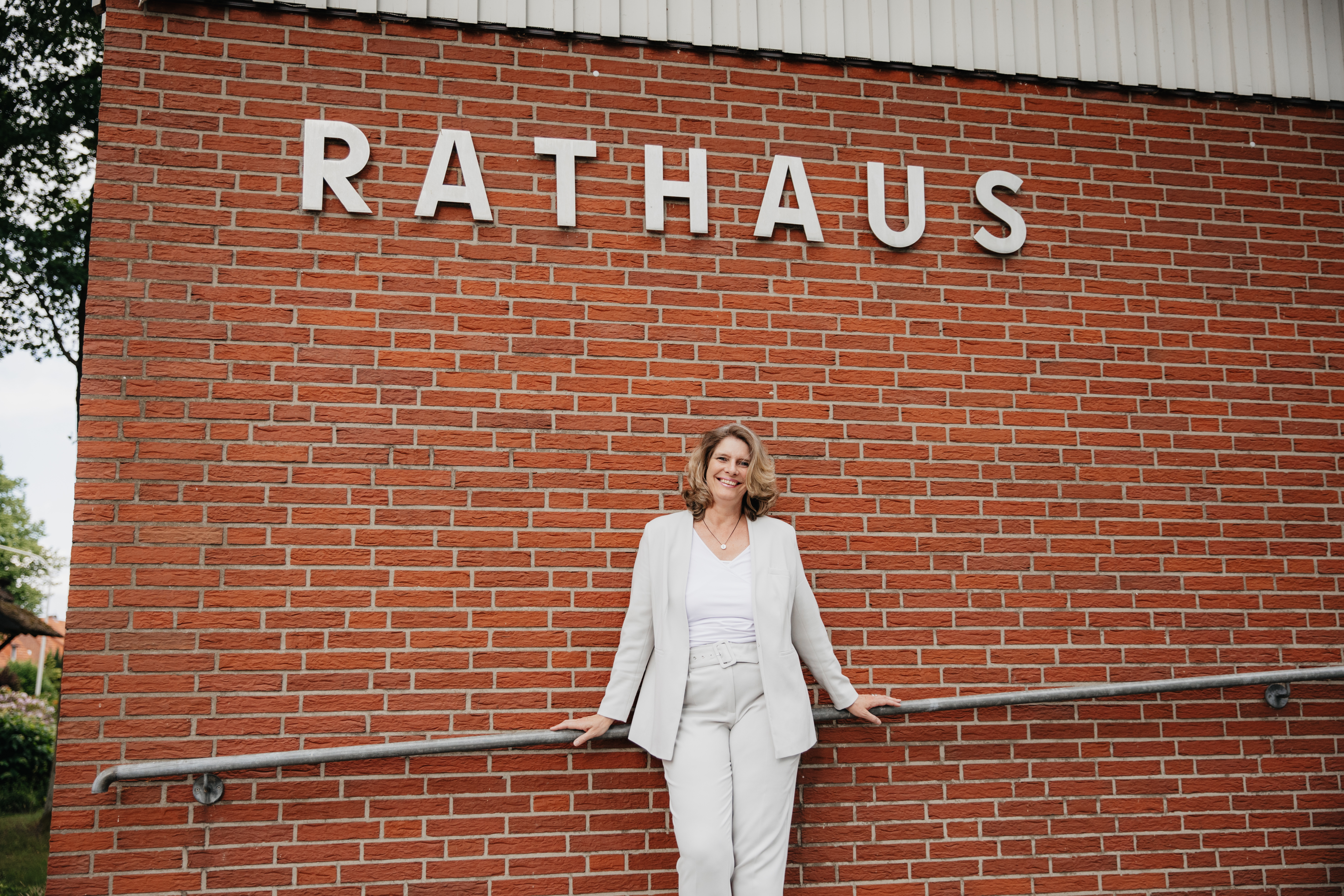Claudia Schirza vor dem Rathaus
